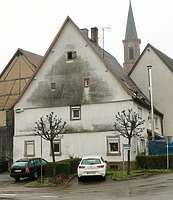 Blick auf die Nordfassade des Wohnhauses. / Wohnhaus in 74834 Elztal-Dallau (04.12.2021 - Ersteller: Jonas Senghaas, Dezember 2021) Blick auf die Nordfassade des Wohnhauses. / Wohnhaus in 74834 Elztal-Dallau (04.12.2021 - Ersteller: Jonas Senghaas, Dezember 2021)
