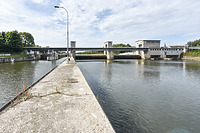 Gesamtansicht Staustufe / Staustufe Remseck-Aldingen, Wasserkraftwerk, Wehr und Brücke in 71686 Remseck-Adlingen, Aldingen (09.2022 - strebewerk. )
