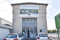 Kraftwerk, Außenansicht / Staustufe Remseck-Aldingen, Wasserkraftwerk, Wehr und Brücke in 71686 Remseck-Adlingen, Aldingen (09.2022 - strebewerk.)