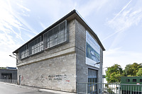 Kraftwerk, Außenansicht / Staustufe Remseck-Aldingen, Wasserkraftwerk, Wehr und Brücke in 71686 Remseck-Adlingen, Aldingen (09.2022 - strebewerk.)