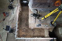 Schnitt 15 Planum 41: im Vordergrund Ostmauer Kirche I, dahinter Unterbau Fußboden Kirche II. Der Schnitt wird im Norden vom einsetzenden Flächenfundament im NO des Langhauses zu Kirche III begrenzt. / Ev. Veitskirche in 72147 Nehren (19.8.2020 - Shane Cavlovic)