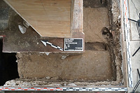 Schnitt 14 Planum 33. Unterbau Fußboden zu Kirche II mit zugehörigem Schwellbalken. / Ev. Veitskirche in 72147 Nehren (17.8.2020 - Shane Cavlovic)