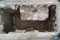 Schnitt 11 Planum 25. Blockaltar zu Kirche III. Zu einem frühen Bauzeitpunkt auf dem Außenfriedhof zu Kirche II errichtet und dort wohl liturgisches Zentrum einer provisorischen Kirche während der Bauzeit. / Ev. Veitskirche in 72147 Nehren (12.8.2020 - Shane Cavloviv)