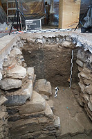 Schnitt 9 Profil 14: Ausbruch des Westfundaments zum Nordannex der Kirche IIIa. Im Vordergrund das im selben Zusammenhang teilausgebrochene Nordfundament des Langhauses von Kirche III. / Ev. Veitskirche in 72147 Nehren (6.8.2020 - Shane Cavloviv)