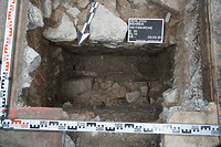 Schnitt 10 Planum 14 Nordteil. Im Vordergrund Stützmauer zur Aufschüttung des nördlich gelegenen Kirchhügels vor Baubeginn zu Kirche III, im Hintergrund das Nordfundament des Langhauses zu Kirche III. / Ev. Veitskirche in 72147 Nehren (6.8.2020 - Sören Frommer)