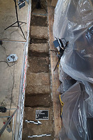 Schnitt 12 Planum 11: Der Estrich zu Kirche III, unterbrochen von den Schwellbalkengruben zum Holzfußboden von Kirche IV. Zwei Schwellballkengruben in der hinteren Bildmitte wohl bauzeitlich zu Kirche III, möglicherweise Anzeiger eines Lettner-Standorts. / Ev. Veitskirche in 72147 Nehren (5.8.2020 - Sophie Hasel)