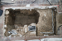 Schnitt 9 Planum 5. Das Nordfundament des Langhauses zu Kirche III unterbrochen vom Ausbruch des links anschließenden Nordannexes der Phase IIIa. / Ev. Veitskirche in 72147 Nehren (3.8.2020 - Shane Cavlovic)