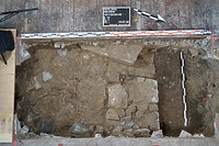 Schnitt 10 Planum 3. Fensternische über dem Nordfundament des Langhauses zu Kirche III. Von links ziehen die Mörtelschichten des "Flächenfundaments" in die Fensternische hinein. / Ev. Veitskirche in 72147 Nehren (30.7.2020 - Shane Cavloviv)