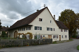 Ostgiebel und südliche Traufseite. / Bauernhaus (St. Medardus) in 88459 Tannheim (Foto, Andrea Kuch.)