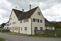 Blick nach Südwesten.
Anbau (Ausgeding), erbaut um 1851 (d). / Bauernhaus (St. Medardus) in 88459 Tannheim (Foto, Andrea Kuch.)