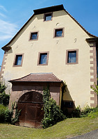 Ansicht Ost; Metallklammerzahlen und -buchstaben "A O 1729" (A und O für Anno; der untere waagrechte Strich der 2 ist abgefallen) / Altes Zehnthaus in 76703 Kraichtal-Oberöwisheim (Juli 2020 - Jako Baudenkmalpflege GmbH) Ansicht Ost; Metallklammerzahlen und -buchstaben "A O 1729" (A und O für Anno; der untere waagrechte Strich der 2 ist abgefallen) / Altes Zehnthaus in 76703 Kraichtal-Oberöwisheim (Juli 2020 - Jako Baudenkmalpflege GmbH)