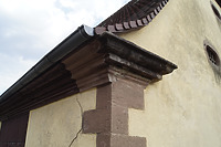 Nordwestliche Gebäudeecke. Das aufwändige Traufgesims ist an den Gebäudekanten in Sandstein, entlang der Traufen aus Holz ausgeführt. / Altes Zehnthaus in 76703 Kraichtal-Oberöwisheim (Juli 2020 - Jako Baudenkmalpflege GmbH) Nordwestliche Gebäudeecke. Das aufwändige Traufgesims ist an den Gebäudekanten in Sandstein, entlang der Traufen aus Holz ausgeführt. / Altes Zehnthaus in 76703 Kraichtal-Oberöwisheim (Juli 2020 - Jako Baudenkmalpflege GmbH)