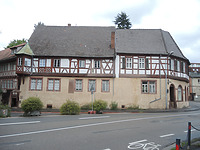 Ansicht des Gebäudes von Nordwesten (2022) / Wohn- und Geschäftshaus in 69469 Weinheim (27.09.2022 - Markus Numberger (Esslingen))