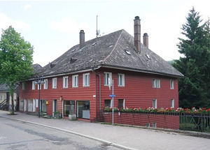 Ansicht von Nordwesten auf Straßenniveau / Schwarzwaldhaus in 79822 Titisee-Neustadt, Neustadt im Schwarzwald (Juni 2025 - Stefan King)