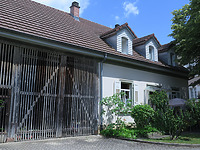 Ansicht von Südwesten, Hofseite / Wohnhaus, sog. Kutscherhaus in 79379 Müllheim (07.2021 - Katharina Herrmann) Ansicht von Südwesten, Hofseite / Wohnhaus, sog. Kutscherhaus in 79379 Müllheim (07.2021 - Katharina Herrmann)