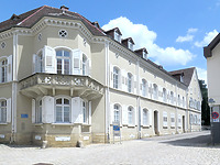 Ansicht des Südflügels mit Eckerker / Weingut in 79379 Müllheim (07.2021 - K. Herrmann) Ansicht des Südflügels mit Eckerker / Weingut in 79379 Müllheim (07.2021 - K. Herrmann)