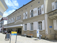 Ansicht des Westflügels an der Wilhelmstraße mit Ladengeschäft / Weingut in 79379 Müllheim (07.2021 - K. Herrmann) Ansicht des Westflügels an der Wilhelmstraße mit Ladengeschäft / Weingut in 79379 Müllheim (07.2021 - K. Herrmann)