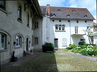 Ansicht auf der Hofseite, Süd- und Westflügel / Weingut in 79379 Müllheim (07.2021 - K. Herrmann) Ansicht auf der Hofseite, Süd- und Westflügel / Weingut in 79379 Müllheim (07.2021 - K. Herrmann)