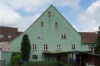 Südliche Giebelseite zum Garten, die Dachfläche hinter dem erhöhten Ortgang rechts ist mit weißer Stichellinie eingetragen / Zehntscheuer in 78183 Hüfingen (06.2022 - Stefan King)