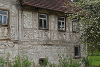 Anbau, Ostseite, im Erdgeschoss Mauerwerk aus grob zugerichteten Sansteinquadern und im Obergeschoss Fachwerk mit Feldstreben und Andreaskreuzen in der Brüstung / Gasthaus zum Rößle in 78661  Dietingen-Rotenzimmern (07/2019 - Stefan King)