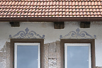 Vordertraufe, aus Putzstruktur und Farbe beschaffene Bekrönungen über den Fenstern / Gasthaus zum Rößle in 78661  Dietingen-Rotenzimmern (07/2019 - Stefan King)