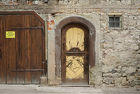 Hauseingangstür mit stichbogigem, gefastem Werksteingewände und aufgedoppeltem verziertem Türblatt; nach links Fase und Aussparung für Sturzstein der früheren Stalltür, Sturzstein mit Inschrift aus Jahreszahl und Initialen: 17 H I S H 59 / Gasthaus zum Rößle in 78661  Dietingen-Rotenzimmern (07/2019 - Stefan King)