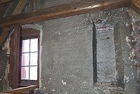 Im 3. Dachgeschoss des Kaufhauses: Fensteröffnung und zugesetzte Schlitzöffnung / Kaufhaus in 79098 Freiburg, Altstadt (09.2018 - S. King)
