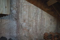 Im 1. Dachgeschoss von Haus Nr. 26: Im Putz sich abdrückende, zum Münsterplatz hin fallende Dachschräge eines niedrigeren Gebäudes an der Stelle von Nr. 26 / Kaufhaus in 79098 Freiburg, Altstadt (09.2018 - S. King)