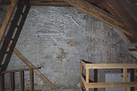 Im 2. Dachgeschoss von Haus Nr. 26: Giebelstaffen des Kaufhauses mit Glattputz, übermauert vom Giebel des Hauses Nr. 26 mit rauher Putzoberfläche / Kaufhaus in 79098 Freiburg, Altstadt (09.2018 - S. King)