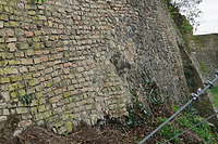 Backsteinverband der Außenschale als Mixtur unterschiedlicher Formate, mittig vor die Mauerflucht vorstehendes, vermutlich älteres Kernmauerwerk / Stadtmauer in 79206 Breisach, Breisach am Rhein (12.2021 - S. King)