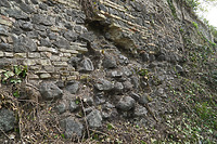 Unten vortretende Steinsetzung, darüber Ausbruch der Außenschale / Stadtmauer in 79206 Breisach, Breisach am Rhein (12.2021 - S. King)