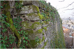 Südostecke aus großen Tuffquadern mit ausgearbeiteter Eckkante in etwas hinter die Mauerflucht zurückgesetzter Lage / Stadtmauer, Sternspitze in 79206 Breisach am Rhein (12.2021 - S. King)