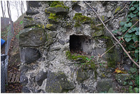 Verbliebener Kanal eines einst ins Mauerwerk eingebetteten Balkens knapp unterhalb der Ebene mit Wechsel des Böschungswinkels / Stadtmauer, Sternspitze in 79206 Breisach am Rhein (12.2021 - S. King)