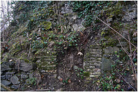 Einstige Öffnung im Mauerfuß der Nordflanke: Lücke im Bruchsteinmauerwerk 154cm, Öffnung zwischen Backsteinwandungen 65cm, oben zurückversetzt Stichbogenwölbung aus Backstein / Stadtmauer, Sternspitze in 79206 Breisach am Rhein (12.2021 - S. King)