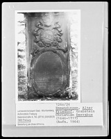 Grabstein Christian Derrabus von 1717. / Alter Friedhof, historische Friedhofsmauer in 79312 Emmendingen (1964 - LAD Baden-Württemberg, Außenstelle Freiburg, aus Bildarchiv Marburg.) Grabstein Christian Derrabus von 1717. / Alter Friedhof, historische Friedhofsmauer in 79312 Emmendingen (1964 - LAD Baden-Württemberg, Außenstelle Freiburg, aus Bildarchiv Marburg.)