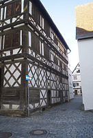 Blick entlang der Ost-Fassade; Klappläden im EG für den Verkauf von Waren an der Süd-Ost-Ecke des Hauses. / Mohrenscheuer, sog. Alte Kaserne in 88499 Riedlingen (JaKo Baudenkmalpflege GmbH)