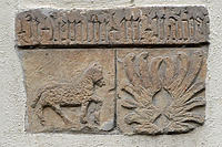 Drei Fragmente einer größeren Inschrift. Der Text konnte bisher nicht entziffert werden.
Rechts das Wappen der Herren von Nippenburg, links das Wappen der Turniergesellschaft "Von dem Esel". Das Wappen des Erbauers Pleikard von Gemmingen fehlt. / Gemminger Amtshaus in 74357 Bönnigheim (29.11.2023 - Michael Hermann)