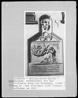 Gedenktafel für die Stifterin Anna von Freyberg an der Fassade
 / Ehem. Hospital zum Heiligen Geist in 88471 Laupheim (um 1920 - LAD Baden-Württemberg, Stuttgart, Quelle: bildindex.de)