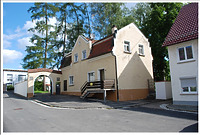 Blick auf Westseite und Südgiebel. / Ehem. Friedhofswärter- und Leichenhaus des jüdischen Friedhofs in 88471 Laupheim (28.07.2009 - Andrea Kuch)