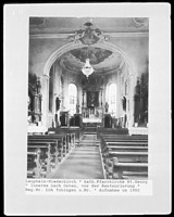Blick in den Chor aus dem Langhaus / Kath. Pfarrkirche St. Georg und Sebastian in 88471 Laupheim-Untersulmetingen, Niederkirch (um 1950 - LAD Baden-Württemberg, Außenstelle Tübingen, Quelle: bildindex.de)