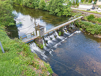 Wehr Neuenbürg an der Enz. Schräg-Luftbild des Wehres von Osten / Wehr Neuenbürg an der Enz, Badwehr T215 in 75305 Neuenbürg, keine genauere Zuordnung (06/2024 - baumass GbR - architekturvermessung & baudokumentation, Dipl.-Ing. Meike Hoffmann, Dipl.-Ing. Marc Wietheger
) Wehr Neuenbürg an der Enz. Schräg-Luftbild des Wehres von Osten / Wehr Neuenbürg an der Enz, Badwehr T215 in 75305 Neuenbürg, keine genauere Zuordnung (06/2024 - baumass GbR - architekturvermessung & baudokumentation, Dipl.-Ing. Meike Hoffmann, Dipl.-Ing. Marc Wietheger
)