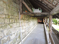 Blick nach Westen über die Kegelbahn mit ihrem gegen die Schlossmauer angelehnten Pultdach / Historische Kegelbahn in 72070 Tübingen (22.05.2014 - Markus Numberger)