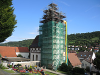 Ansicht des Kirchturmes mit Baugerüst / Evangelische Filialkirche St. Alban und Wendelin in 74653 Künzelsau-Morsbach (23.08.2014 - Markus Numberger)