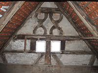 Blick auf das südwestliche Giebeldreieck im 2. Dachgeschoss mit den geschweiften Andreaskreuzen des ehemaligen Zierfachwerks / Wohnhaus in 73479 Ellwangen (Jagst) (29.07.2014 - Markus Numberger)