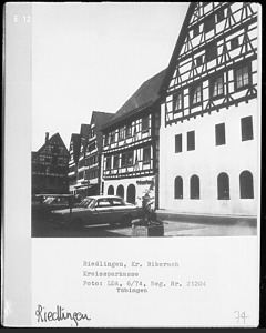 Marktplatz 6 (linkes Gebäude im Bild mit traufseitiger Ansicht) / Wohn- und Geschäftshaus in 88499 Riedlingen (1974 - LAD Baden-Württemberg, Außenstelle Tübingen)