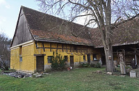 Scheuer, Zwischenbau und Hofraum von Südosten. / Weiherschloss, Scheuer und Zwischenbau  in 79112 Freiburg i.Br.-Opfingen - St. Nikolaus (01.2022 - Dipl. Ing. Stefan King, Freiburg.)
