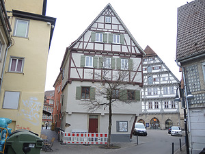 Ansicht des Gebäudes von Osten / Wohn- und Geschäftshaus in 73525 Schwäbisch Gmünd (08.11.2024 - Markus Numberger)