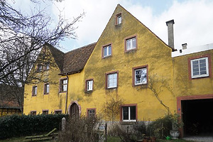 Südseite; mittig der Ostteil mit Giebel, links das Spitzbogenportal, rechts der Küchenanbau der 1970er Jahre. / Opfingen-St. Nikolaus, Weiherschloss - östliche Gebäudehälfte in 79112 Freiburg i.Br.-Opfingen - St. Nikolaus (07.2022 - Dipl.-Ing. Stefan King, Freiburg.)