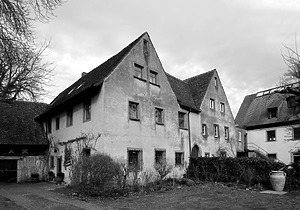 Weiherschloss, westlicher Gebäudeteil; rechts anschließend der Spitzgiebel des östlichen Teiles / Opfingen-St. Nikolaus, Weiherschloss - westliche Gebäudehälfte in 79112 Freiburg i.Br.-Opfingen - St. Nikolaus (04.2022 - Dipl.-Ing. Stefan King, Freiburg.)