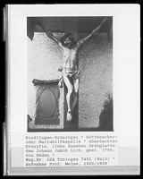 Kruzifix und Grabplatte v. Johann Jakob Lich (gest. 1799), Ansicht von Süden / Friedhofskapelle St. Jakob d. Ä. u. Maria in 88499 Riedlingen, Grüningen (1920/20 - LAD Baden-Württemberg, Außenstelle Tübingen (Prof. Weise))